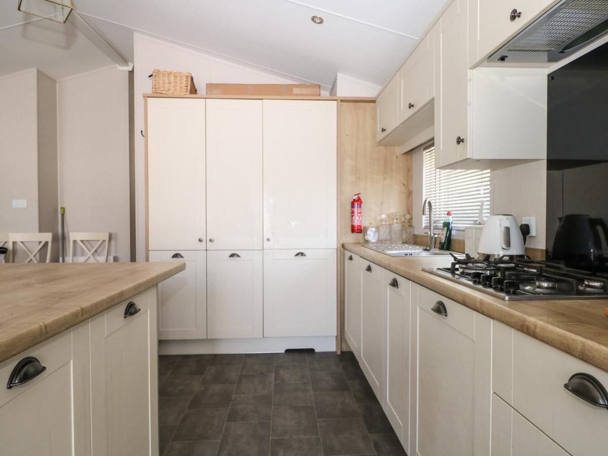 The Goodwood Lodge Chichester Bagian luar foto