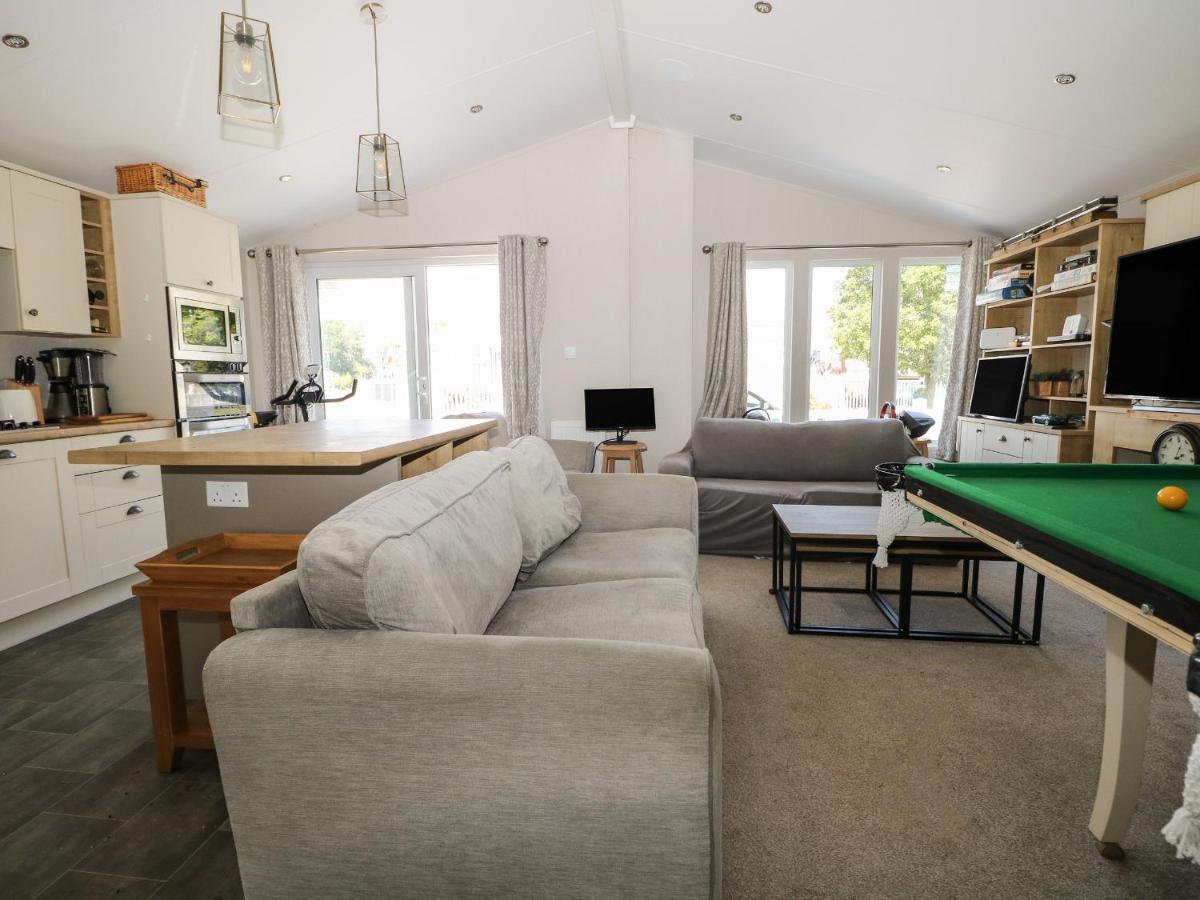 The Goodwood Lodge Chichester Bagian luar foto