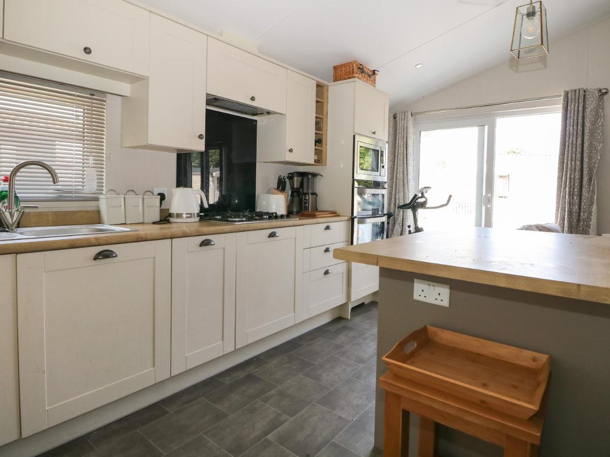 The Goodwood Lodge Chichester Bagian luar foto